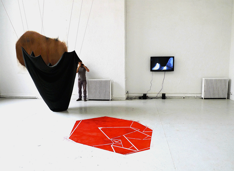 La Souterraine, installation, feutre, corde, pastel au sol, vidéo, 2011.